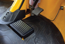 TVS king deluxe 3 wheeler with driver footrest feature