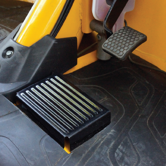 TVS king deluxe 3 wheeler with driver footrest feature