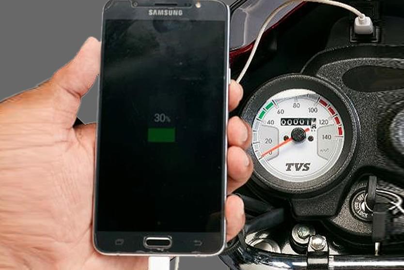 Puerto de carga USB para celulares en la motocicleta TVS Trak 150 de dos ruedas