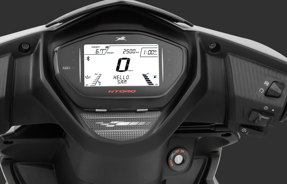 Velocímetro digital con panel de reversa de la motoneta TVS Ntorq de dos ruedas